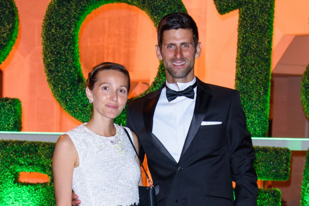 Baš su se opustili: Novak i Jelena razmenjuju nežnosti u javnosti, to je ljubav (foto)