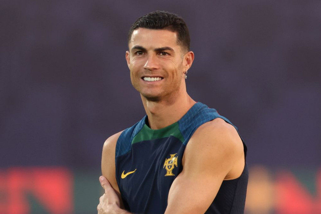 Džaba isklesani trbušnjaci: Svi gledaju u Ronaldove nokte, mreže se usijale (foto)