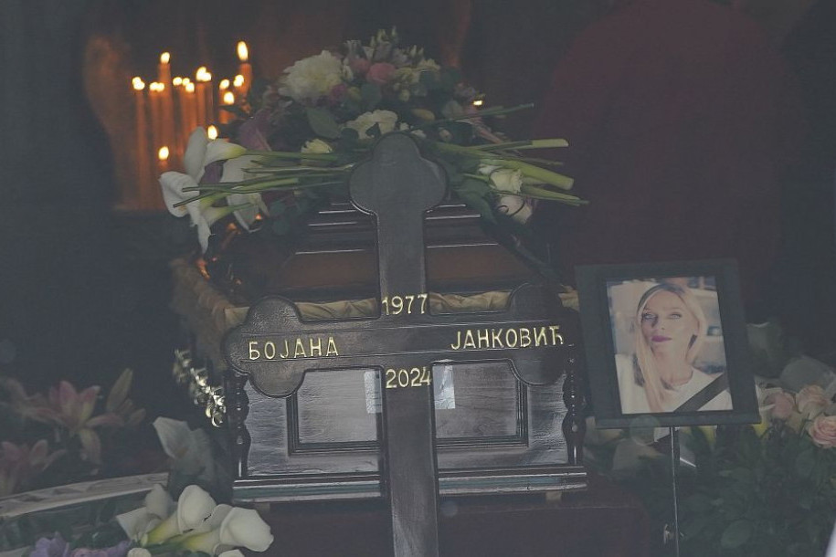 Ognjen stigao na Bojaninu sahranu u pratnji Milene Radulović (foto)