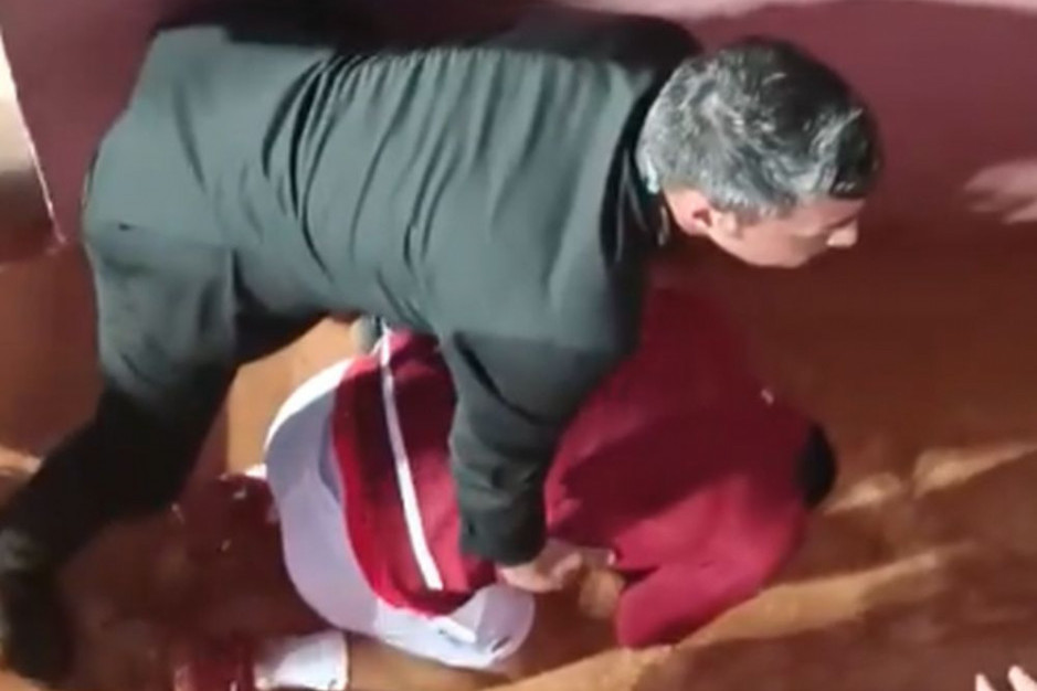 Novak Đoković pogođen flašom u glavu, srušio se istog momenta (video)