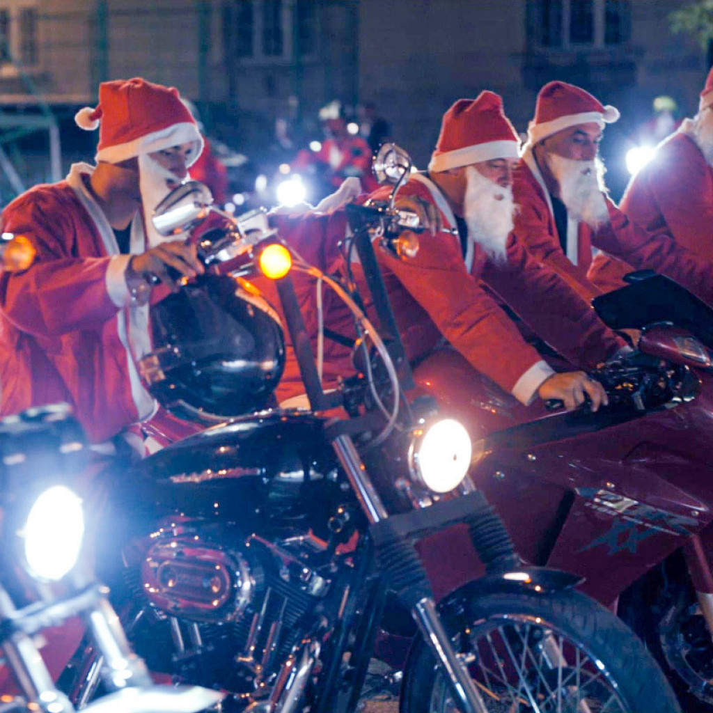 Deda Mrazovi na motorima i Coca-Cola zajedno u novogodišnjoj misiji