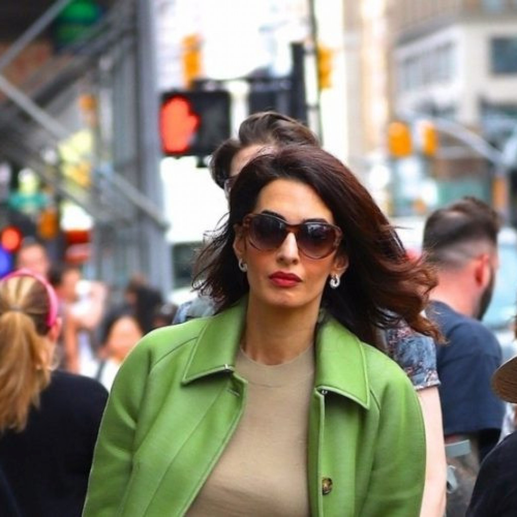 Amal Kluni je kraljica stila: Mint zelena, za tmurne jesenje dane (foto)