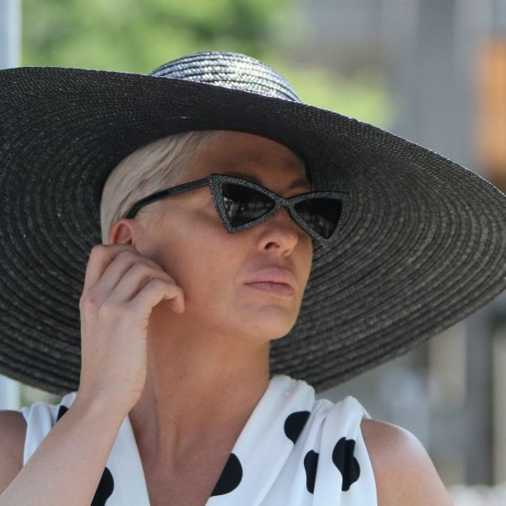 Jelena Karleuša i Chanel: Atraktivne crno-bele tufne, šešir i tamne naočare za neuspeli susret s Cecom (foto/video)