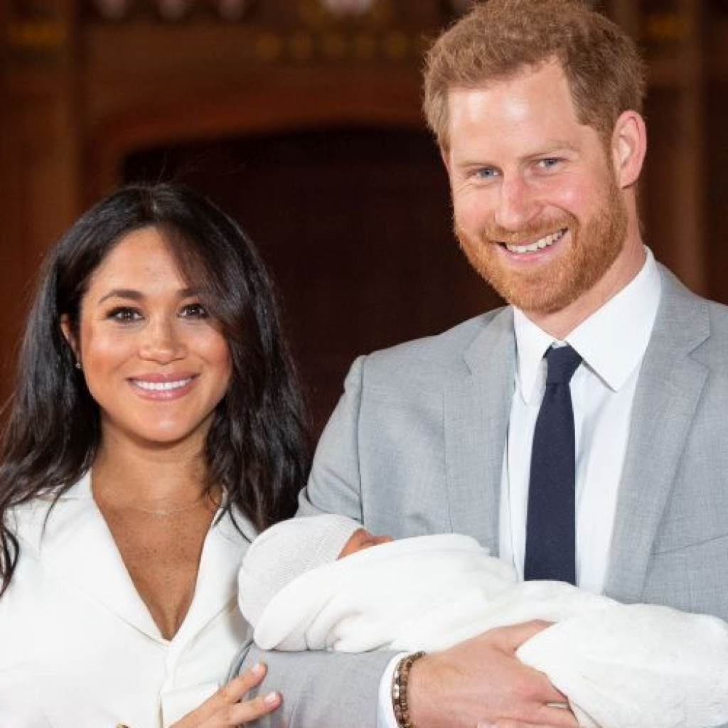 Prva fotografija kraljevske bebe: Megan Markl i princ Hari pokazali naslednika (foto/video)