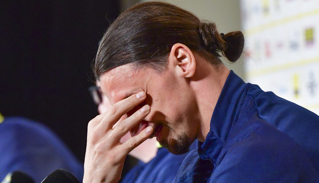 Zlatan Ibrahimović slomio se na konferenciji - Tužna slika obišla svet (foto)