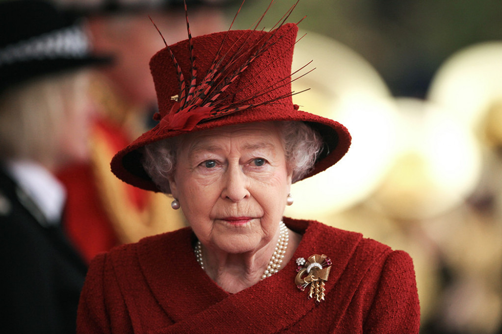 Hrabro se drži: Kraljica Elizabeta prvi put Novu godinu dočekuje sama