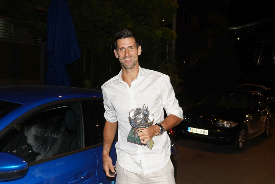 Novak je bio leženo obučen, a poneo je repliku pariskog trofeja