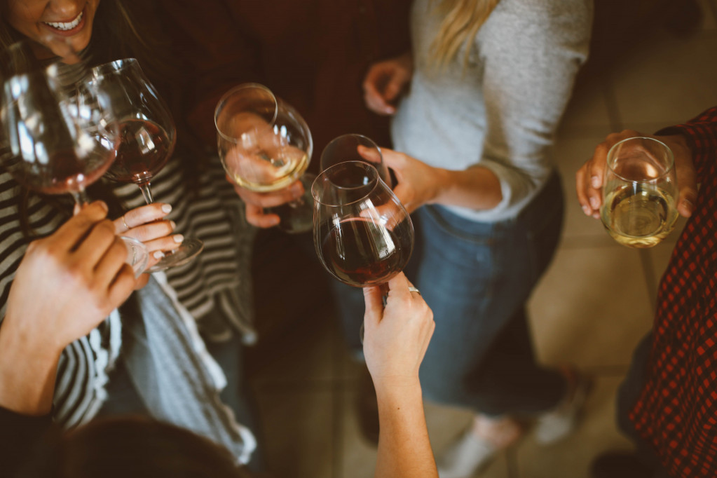 Alkohol i korona: Loše vesti za pivopije, dobre za vinopije