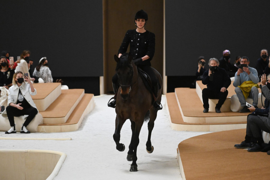 Modna revija za pamćenje: Princeza Šarlot na pistu izašla na konju (FOTO)