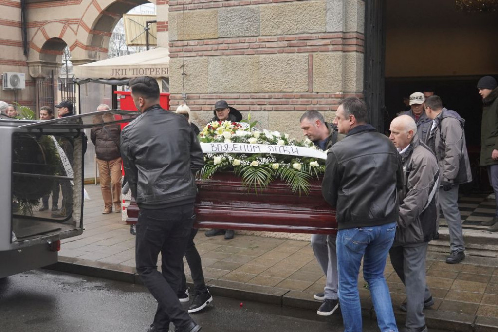 Laćina sahrana okupila estradu: Miri Škorić pozlilo, Nataša i Dara ne prestaju da jecaju... (foto)