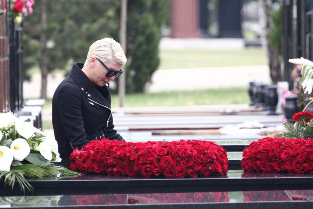Dan nije započela slavljem: Jelena Karleuša na svoj rođendan posetila majčin grob