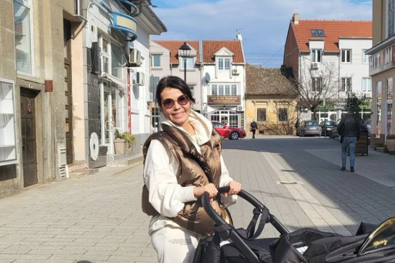 Milina prva šetnja: Jelena Bačić Alimpić uživa sa unukom i snajom, Antonina blista posle porođaja (foto)