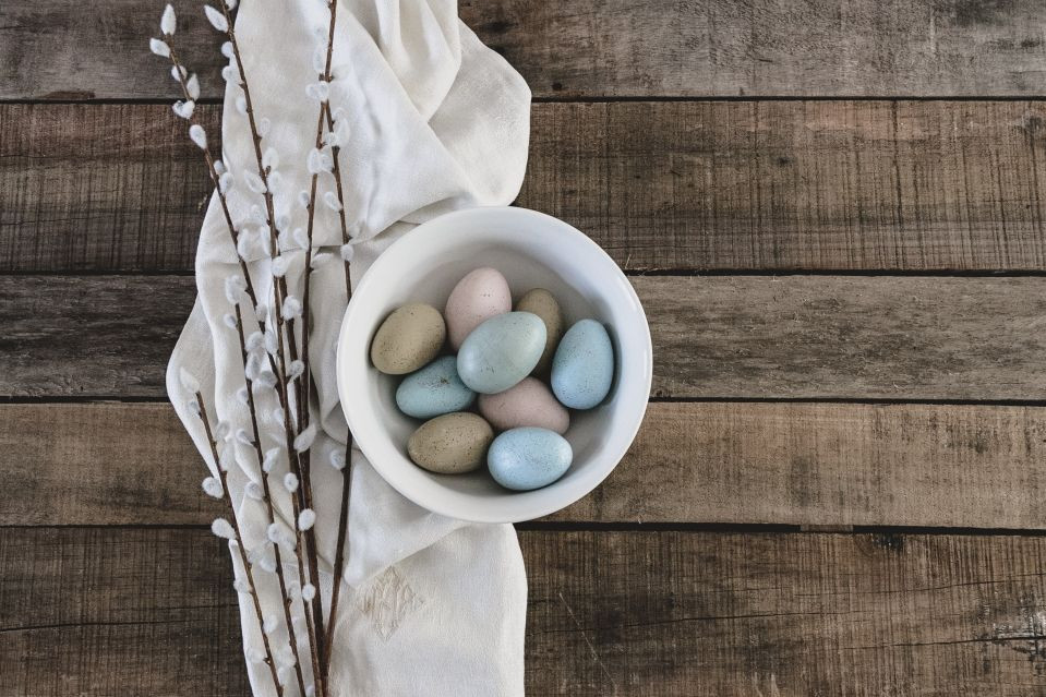 Ofarbajte jaja uz pomoć alu folije: Tehnika jednostavna, rezultat savršen