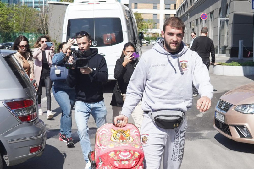 Dobrodošao, Krstane: Veljko izveo suprugu i sina iz porodilišta, evo kako Bogdana izgleda posle dva porođaja (foto)