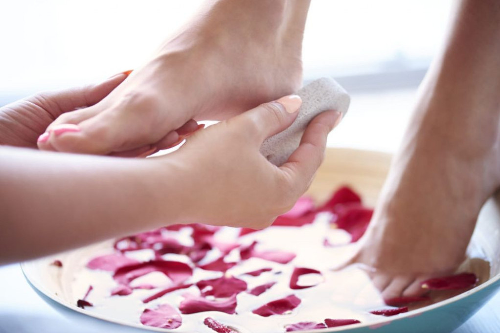 Zdrava stopala, zdravija žena: Kako medicinski pedikir može poboljšati vaše opšte zdravlje?
