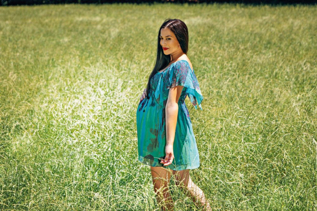 Samo 10 dana nakon porođaja: Marija Petronijević vratila se obavezama na selu, evo kako izgleda