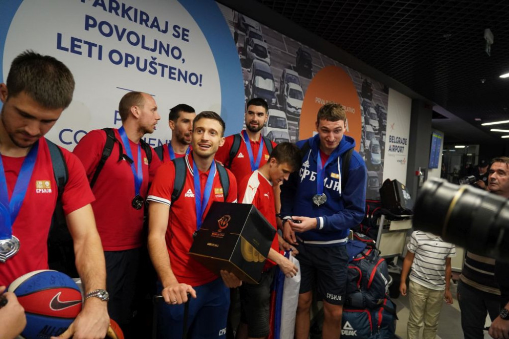 Srebrni momci dočekani u Beogradu: Košarkaši stigli, na aerodromu vladala nezapamćena euforija
