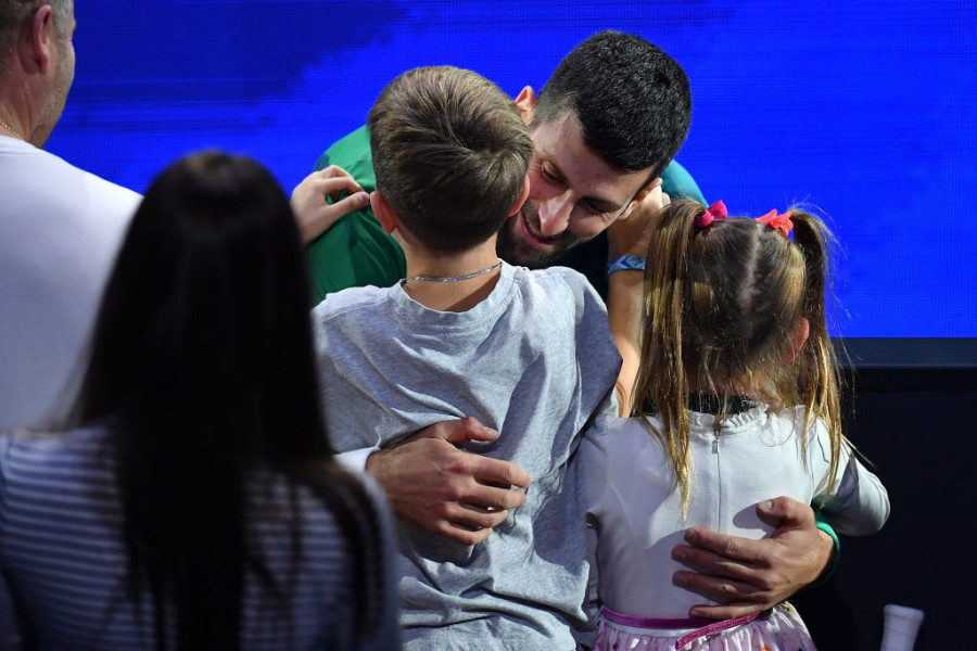 Novak posle najvažnije pobede otrčao deci u zagrljaj, suze nije uspeo da sakrije (foto)