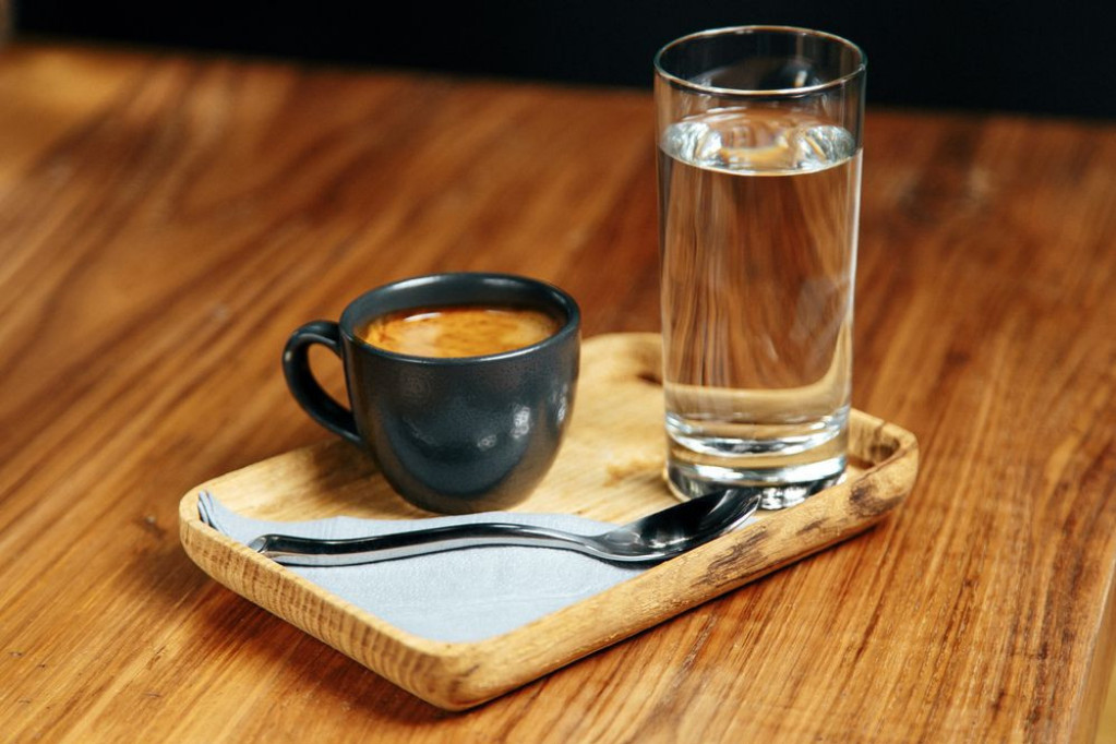 Evo zašto se uvek čaša vode servira uz šoljicu kafe
